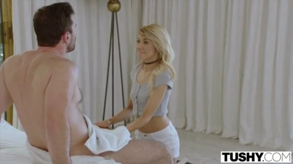 Blonda voluptuoasă extrem de doritoare de sex anal